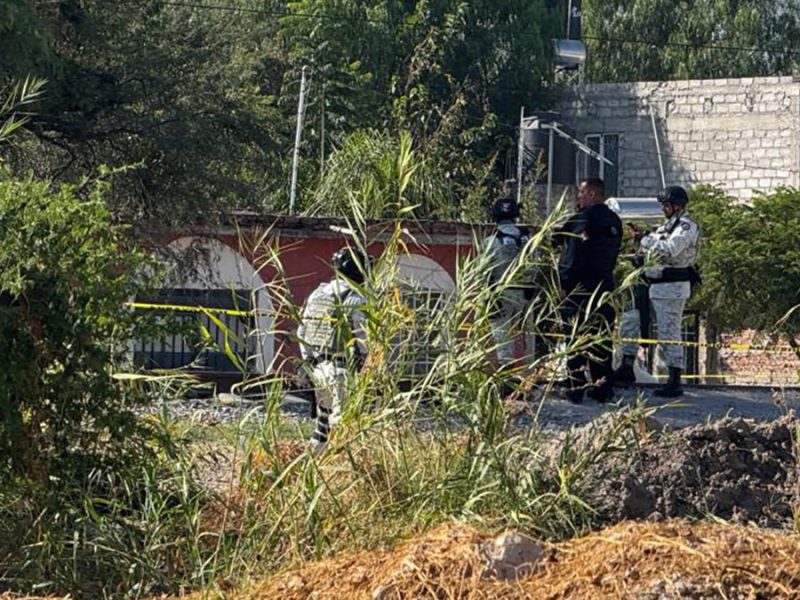 Le disparan en la cabeza: Asesinan a hombre en Celaya y lo abandonan en el campo