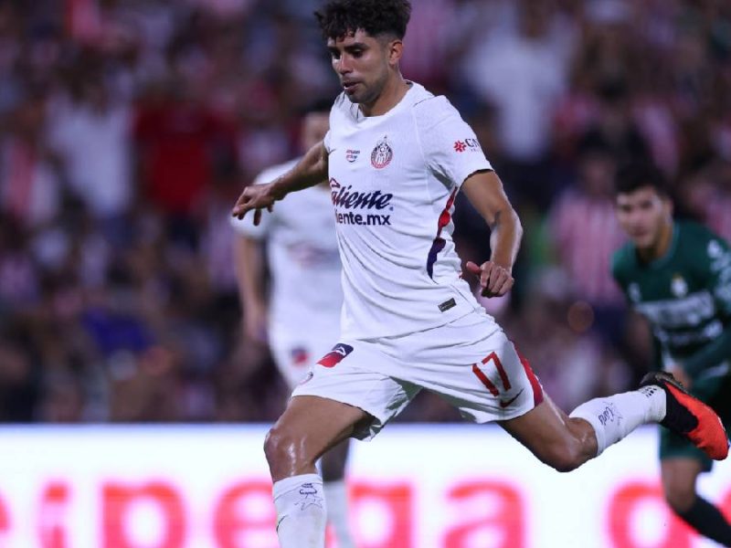 Con polémico penal Chivas venció a Santos