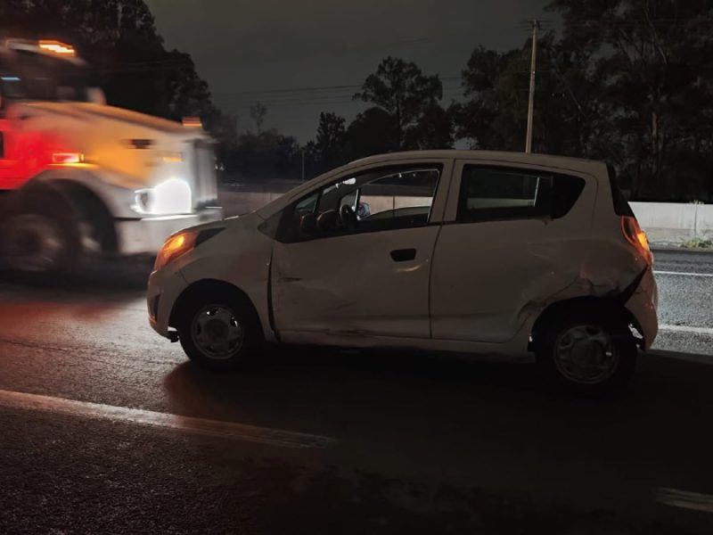 Impacta auto a otro en la León-Silao y choca contra el muro de contención