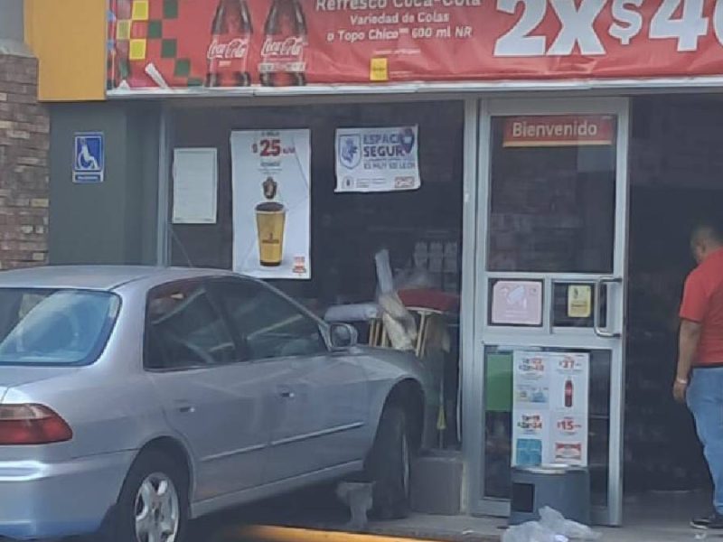¡Confunden pedales y terminan dentro! Tres choques en Oxxo y farmacias en León