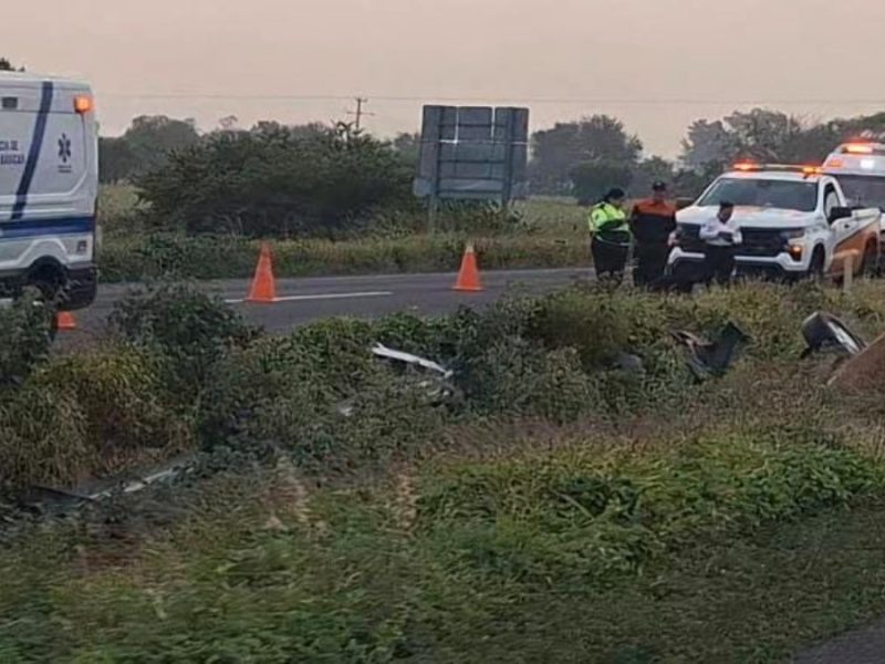 Fallece conductor tras volcar su auto en la carretera federal Pénjamo-Abasolo
