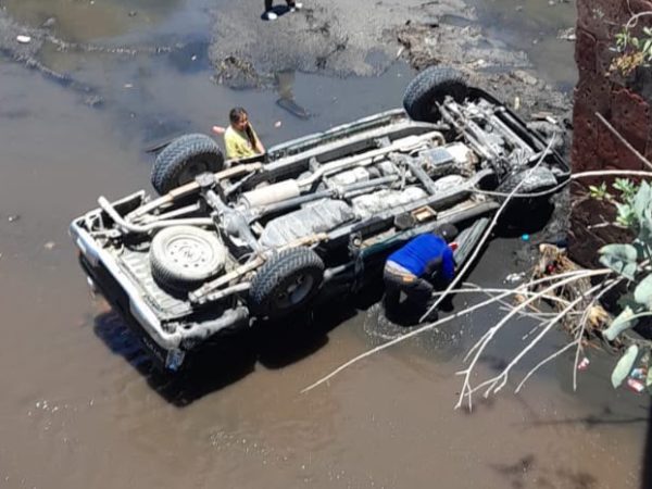 Cae camioneta desde puente con una familia en San Francisco del Rincón; resultan con heridas leves