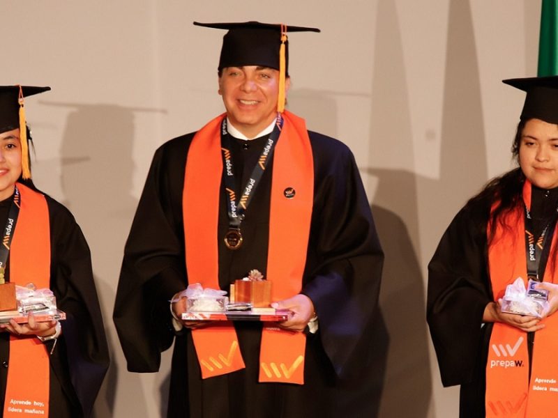 Cristian Castro se gradúa de la prepa a los 51 años: ‘Es un logro irreal’