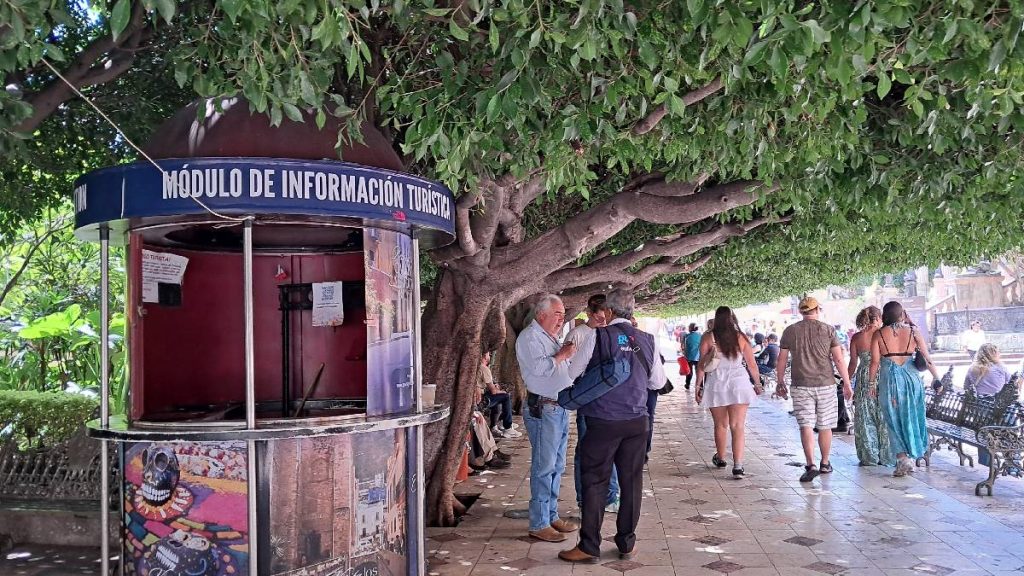 ‘¿Te dan comisión?’: Turistas encaran a guía por obligarlos a ir a museos en Guanajuato