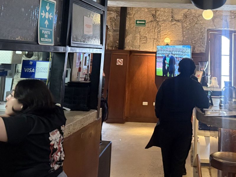 Ganan menos de 14 mil 400 pesos al mes la mitad de trabajadores del IMSS