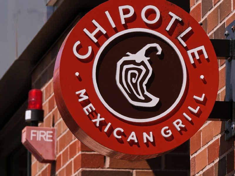 Chipotle retira chiles jalapeños por brote de salmonela en Estados Unidos