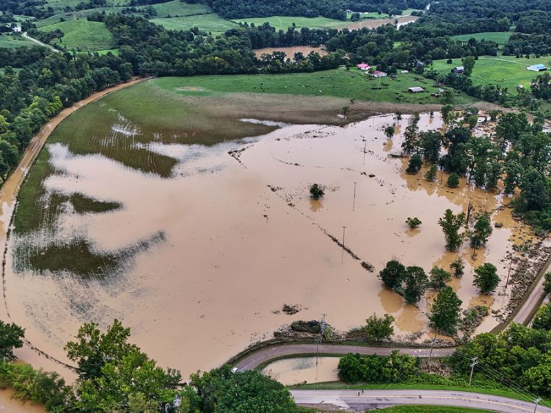 Clima extremo azota a Norteamérica: Inundaciones en EU e incendios en Canadá