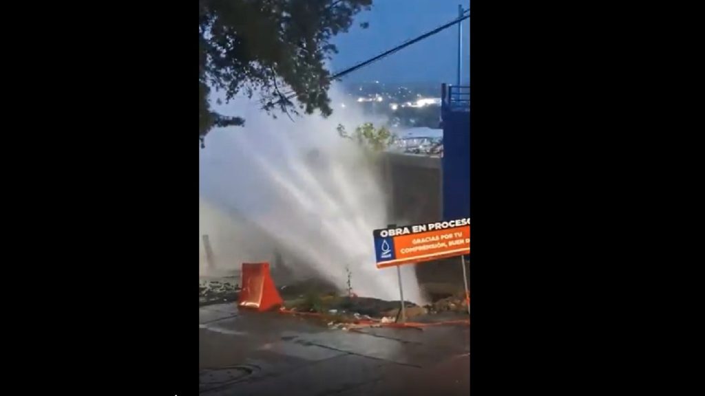 Se desperdician miles de litros de agua por fuga en León en tubería de Sapal