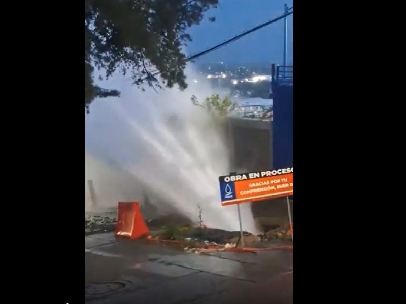 Se desperdician miles de litros de agua por fuga en León en tubería de Sapal