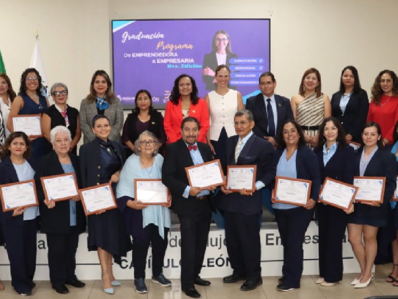 Gradúa Amexme León a generación de emprendedoras e incluye hombres por primera vez