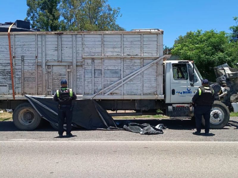 Hallan en Pénjamo camión abandonado con 10 mil litros de combustible ilegal
