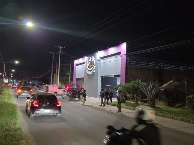 Hombres armados irrumpen en gimnasio de Celaya y disparan al aire