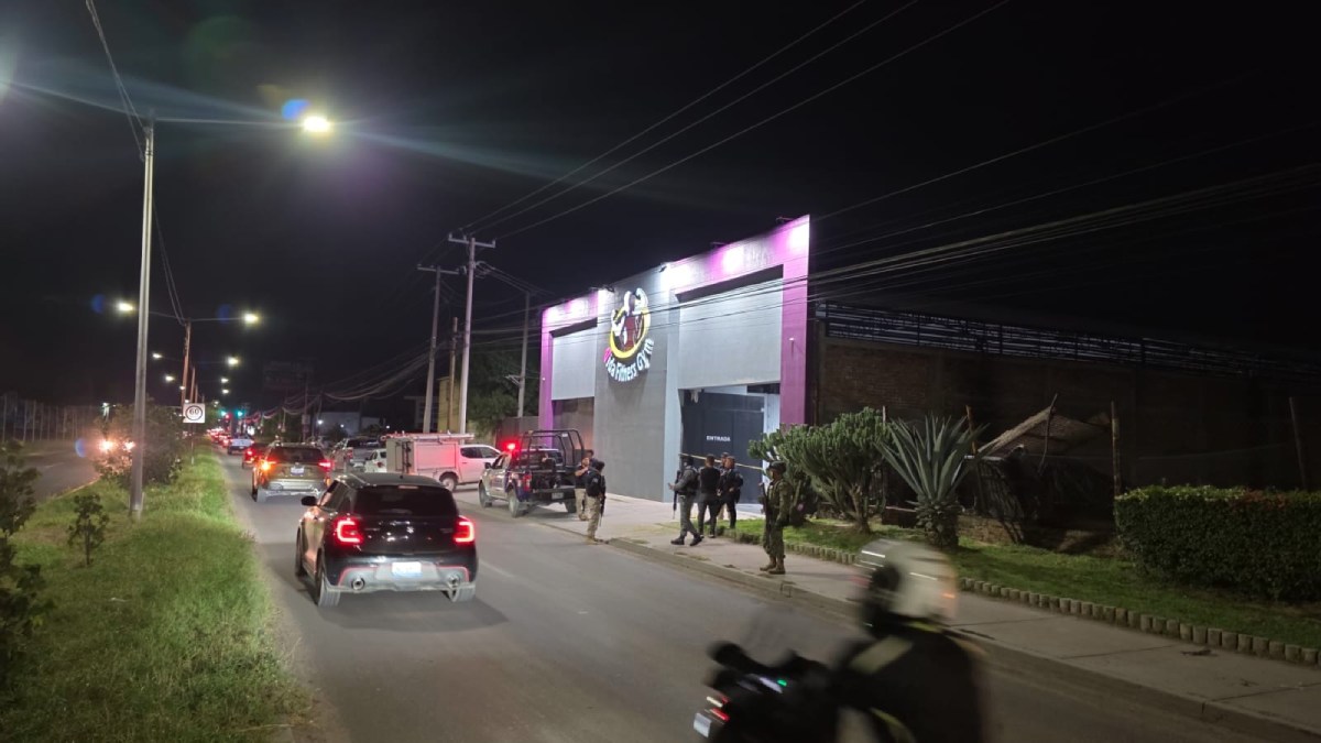 hombres armados en gimnasio de Celaya