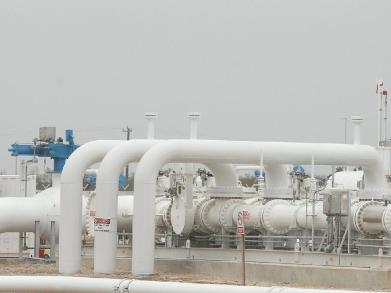 Ingresos por petróleo en México se desploman en una década