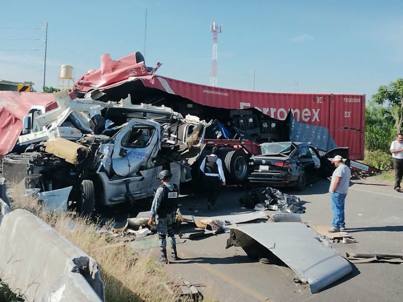 Irapuato: Aplasta tráiler auto en el libramiento a Abasolo; reportan tres heridos