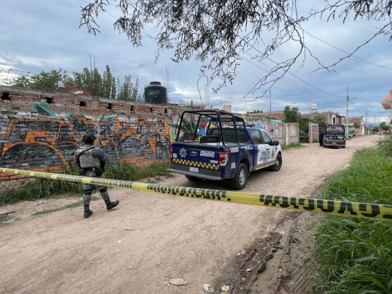 Tres hombres platicaban mientras arreglaban una moto y los asesinaron a balazos en Irapuato