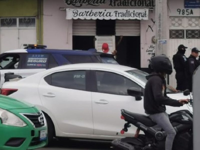 Sicario llega hasta barbería de Irapuato y al tener de frente al peluquero le dispara tres veces
