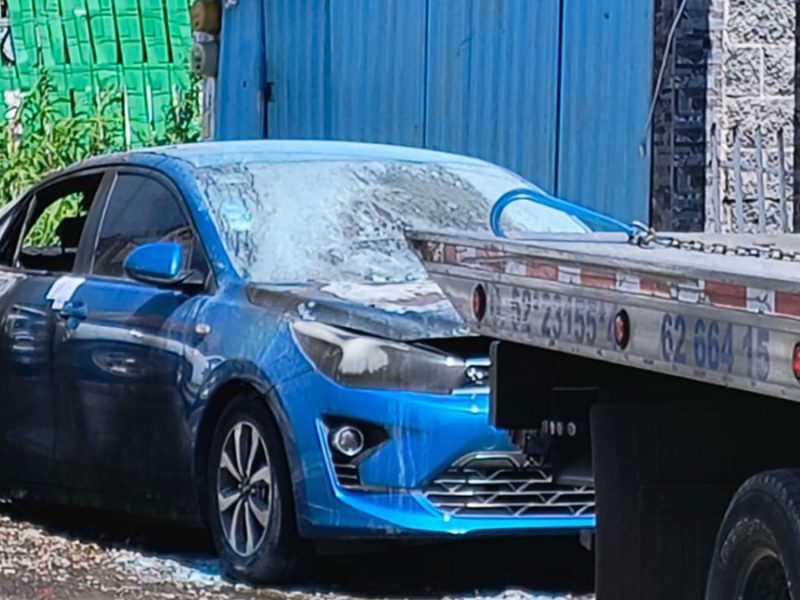 Inservible: Huyen en moto tras incendiar auto con bombas molotov en Irapuato