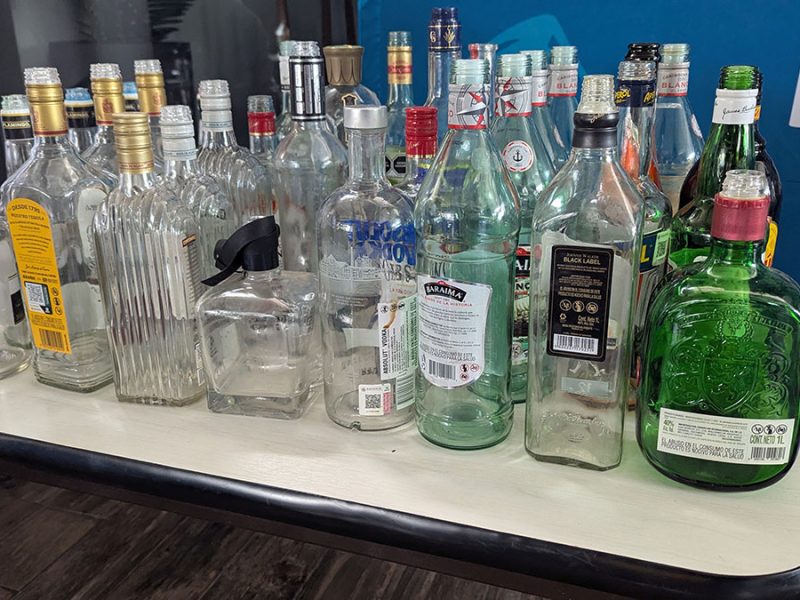 Frenan alcohol adulterado en Guanajuato: Bares y restaurantes inutilizarán botellas
