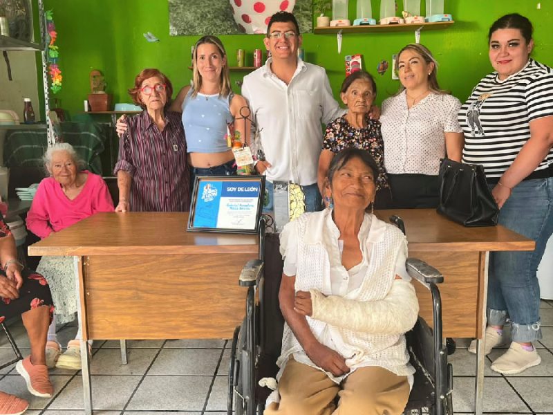 “Lo hago para que sepan que quiero a León”: La labor de Gabriel Meza con adultos mayores