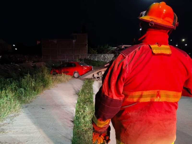 León: Vuelca automóvil en canal del bulevar Aldaba y conductor lo abandona
