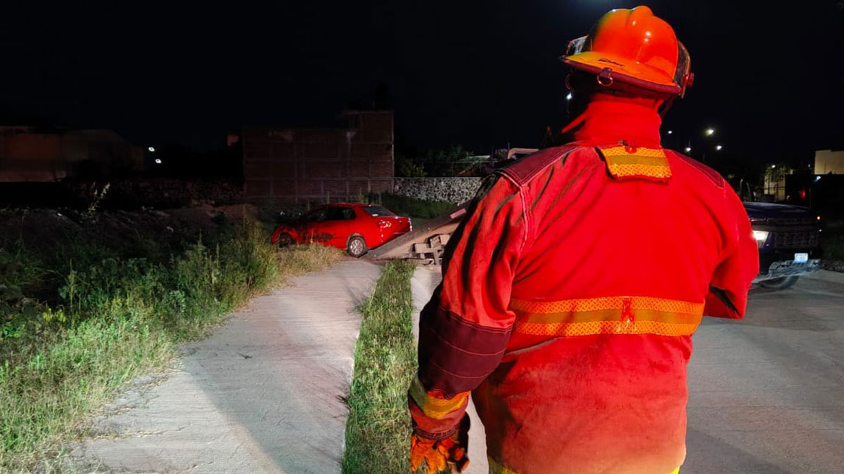 León auto volcado abandonado