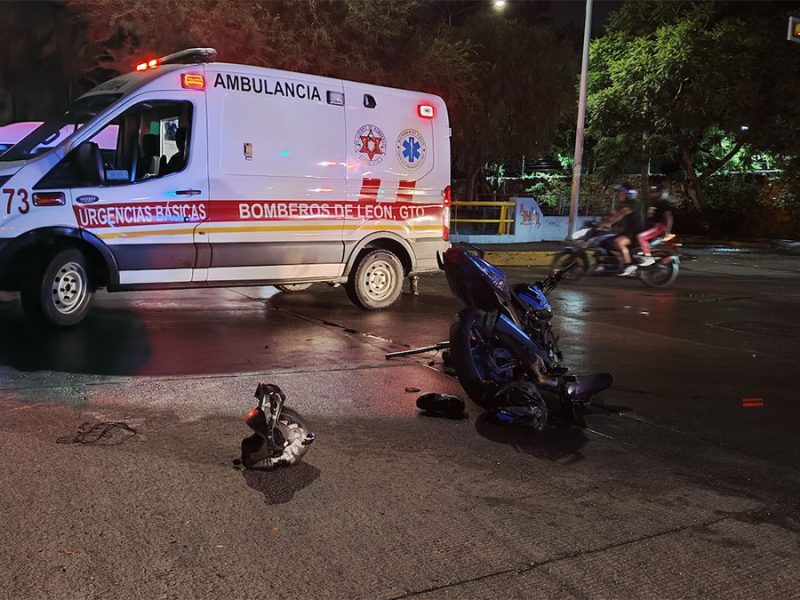 León: Motociclista se pasa el rojo en bulevar Delta y termina grave