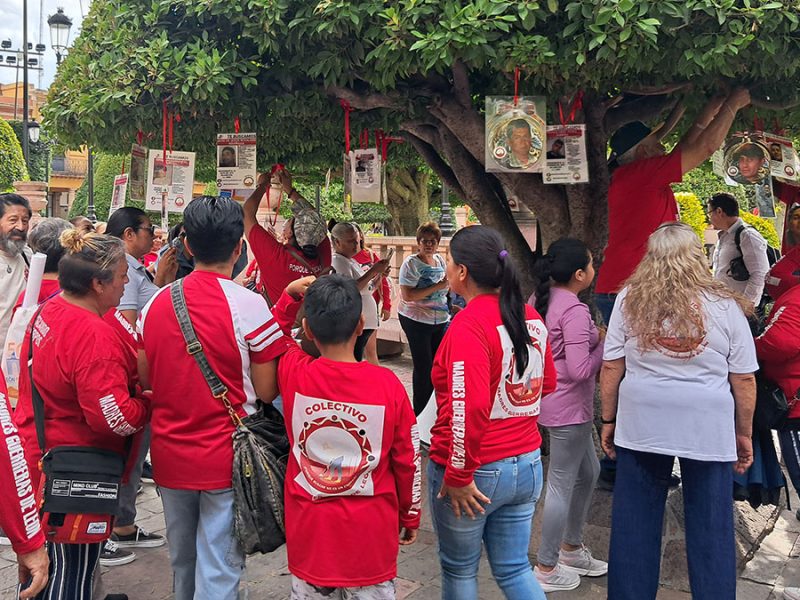“Si no los ven, no las arranquen”: Madres Guerreras pegan fichas de búsqueda en León