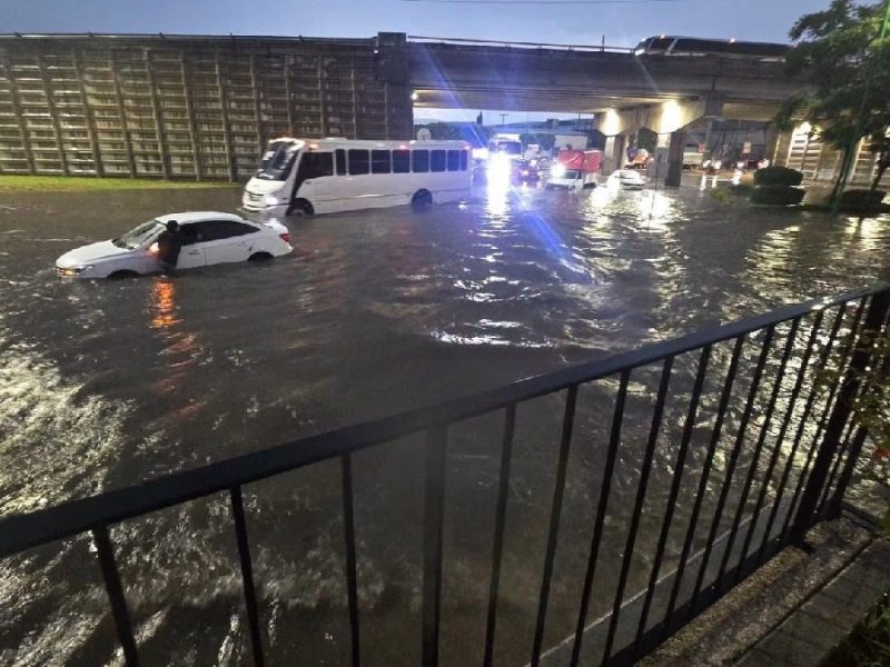 Lluvia en Celaya rebasa operativo: 28 colonias inundadas y 23 vehículos varados