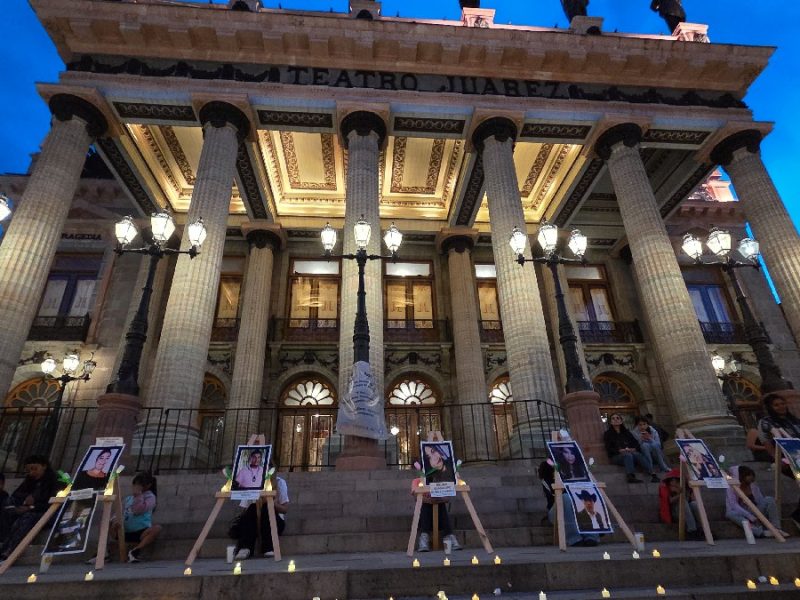 Exige colectivo Vozha hallar a desaparecidos, desde escalinatas del Teatro Juárez