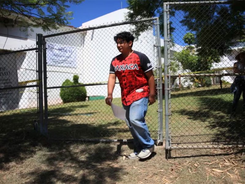 Alejandro Soriano, primer joven en concluir examen de control de la UNAM en Oaxaca