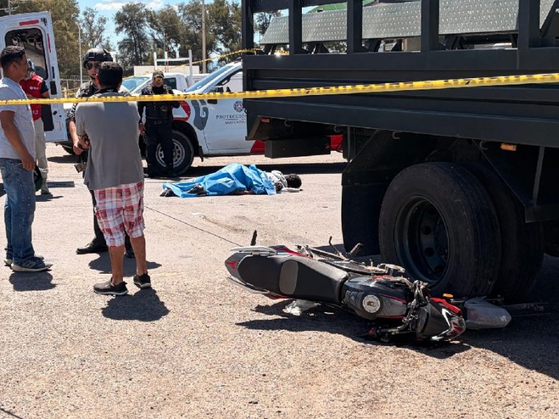 Muere motociclista al estrellarse en camión militar en Irapuato