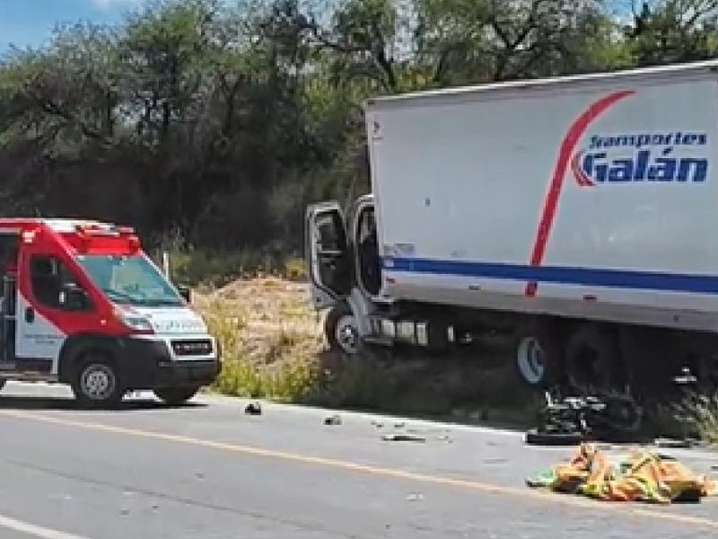 Muere motociclista al chocar con camión de carga en Dolores Hidalgo