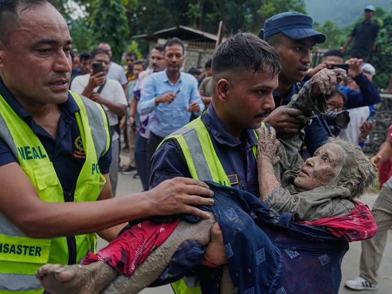 Colapso glaciar en Nepal y China deja más de 359 muertos y 1,400 desaparecidos