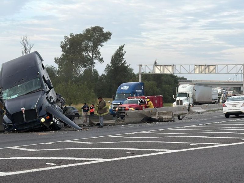 ¿Qué pasó en la carretera federal 1110? Largas filas de autos tras accidente de tráiler