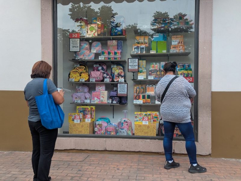 “Es una lanota”: Familias gastan de $3 mil a $7 mil pesos por hijo en regreso a clases