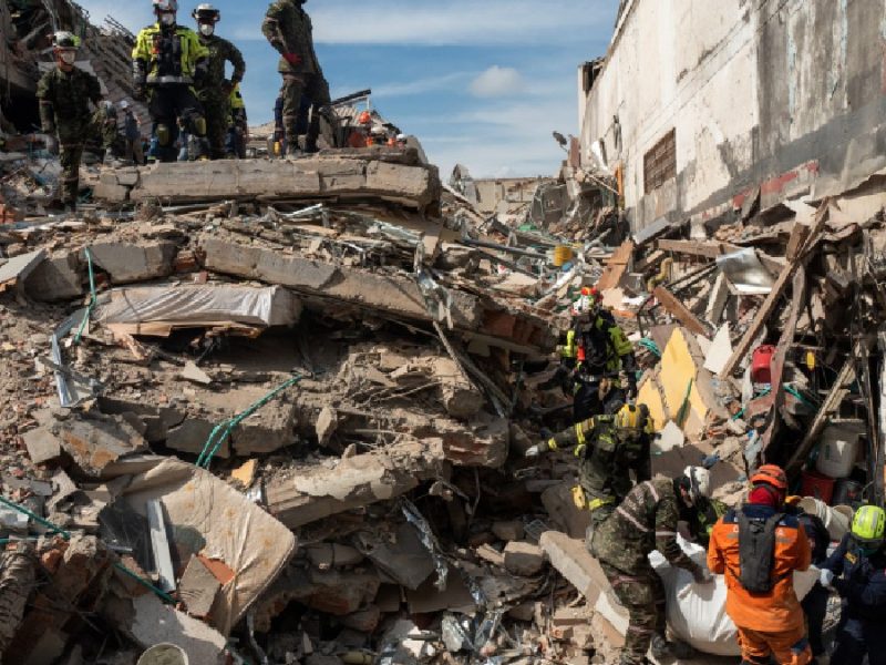Detectan señales de vida en edificios colapsados tras sismo en Colombia