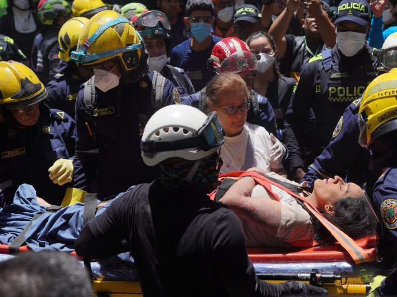 Asciende a 240 cifra de muertos por devastador terremoto en Colombia