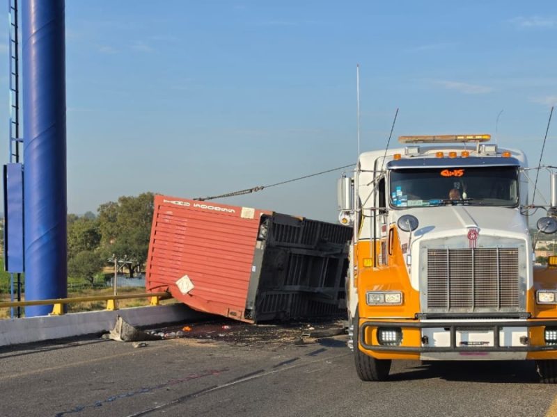 Volcadura en Puerto Interior desata caos carretero: Se voltea tráiler con electrolitos