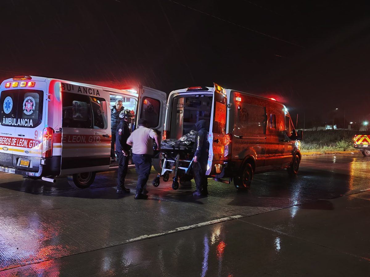 Volcadura en el bulevar Las Joyas deja heridas a una mujer y su hija