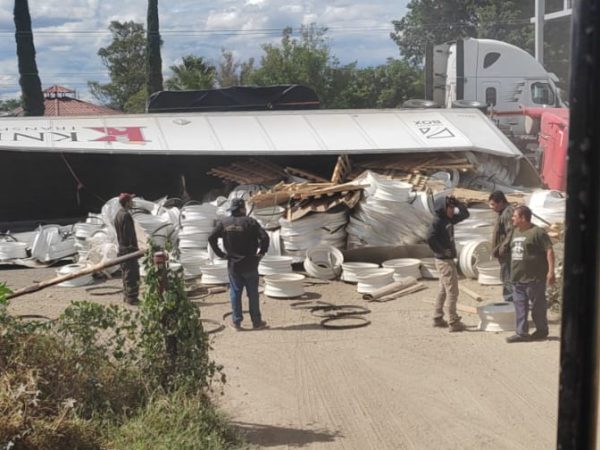 Dejan dos volcaduras un muerto y rapiña de rines en la carretera Abasolo-Irapuato