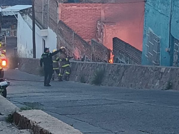 Causa alarma incendio en casa abandonada de la colonia Bellavista en León