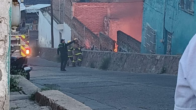 Causa alarma incendio de casa abandonada en la colonia Bellavista de León
