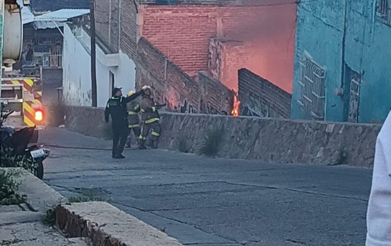 Causa alarma incendio de casa abandonada en la colonia Bellavista de León