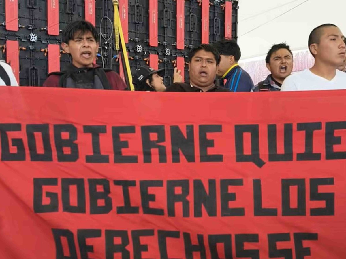Normalistas de El Mexe dan portazo en evento de Claudia Sheinbaum en Hidalgo