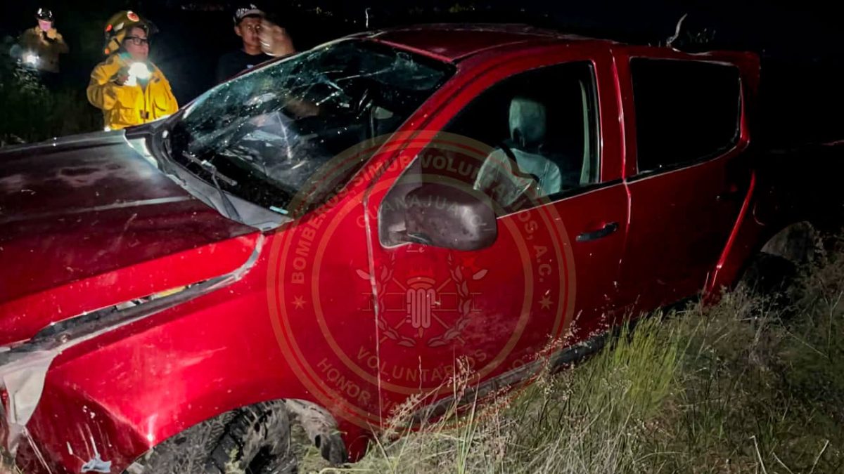 na volcadura registrada sobre la carretera libre Silao–Guanajuato dejó como saldo cuantiosos daños materiales y varios lesionados. Fotos: Cortesía Bomberos SIMUB.