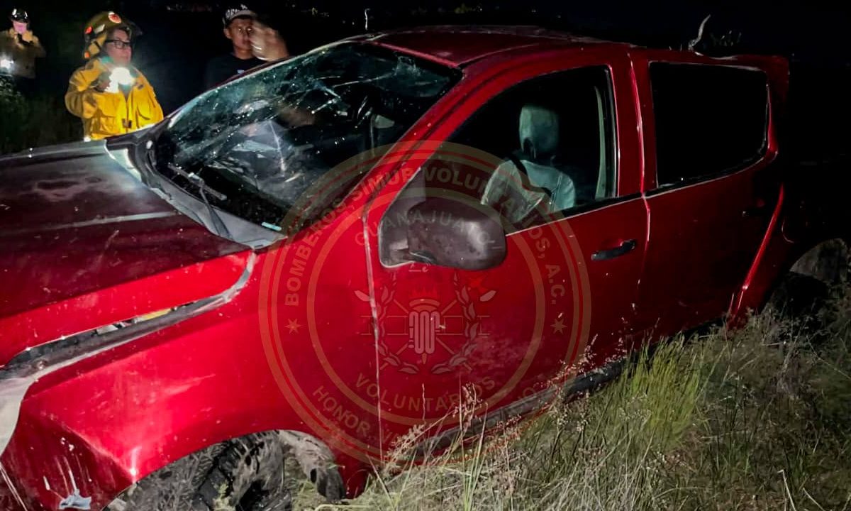 na volcadura registrada sobre la carretera libre Silao–Guanajuato dejó como saldo cuantiosos daños materiales y varios lesionados. Fotos: Cortesía Bomberos SIMUB.
