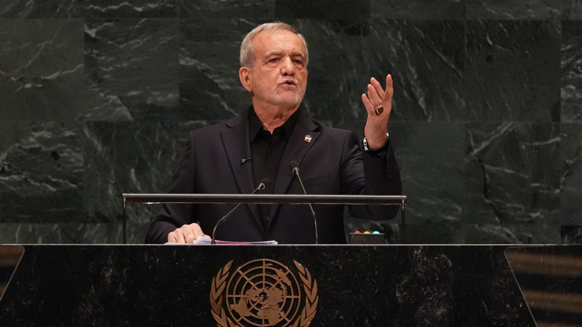 Acusa Irán "ataques cobardes" de Estados Unidos en la ONU mientras arde barco en Ormuz