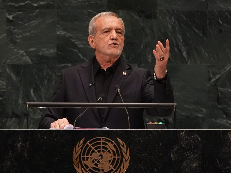 Acusa Irán "ataques cobardes" de Estados Unidos en la ONU mientras arde barco en Ormuz