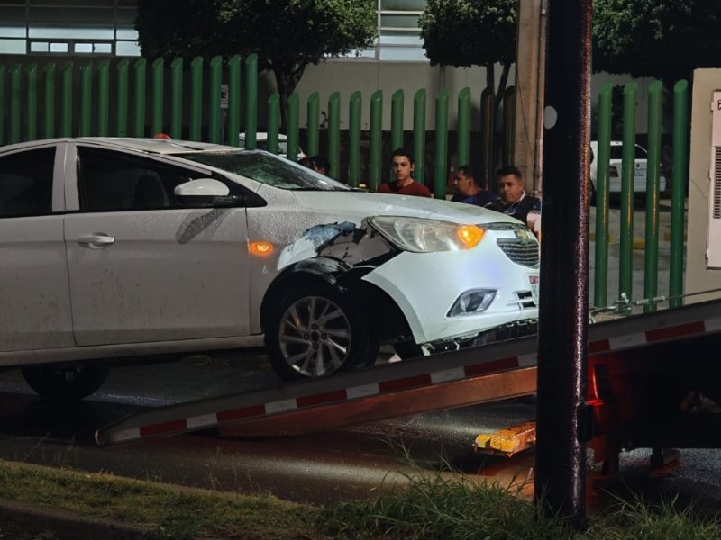 Accidente en León: Chofer de plataforma choca con carro estacionado y vuelca en Las Mandarinas